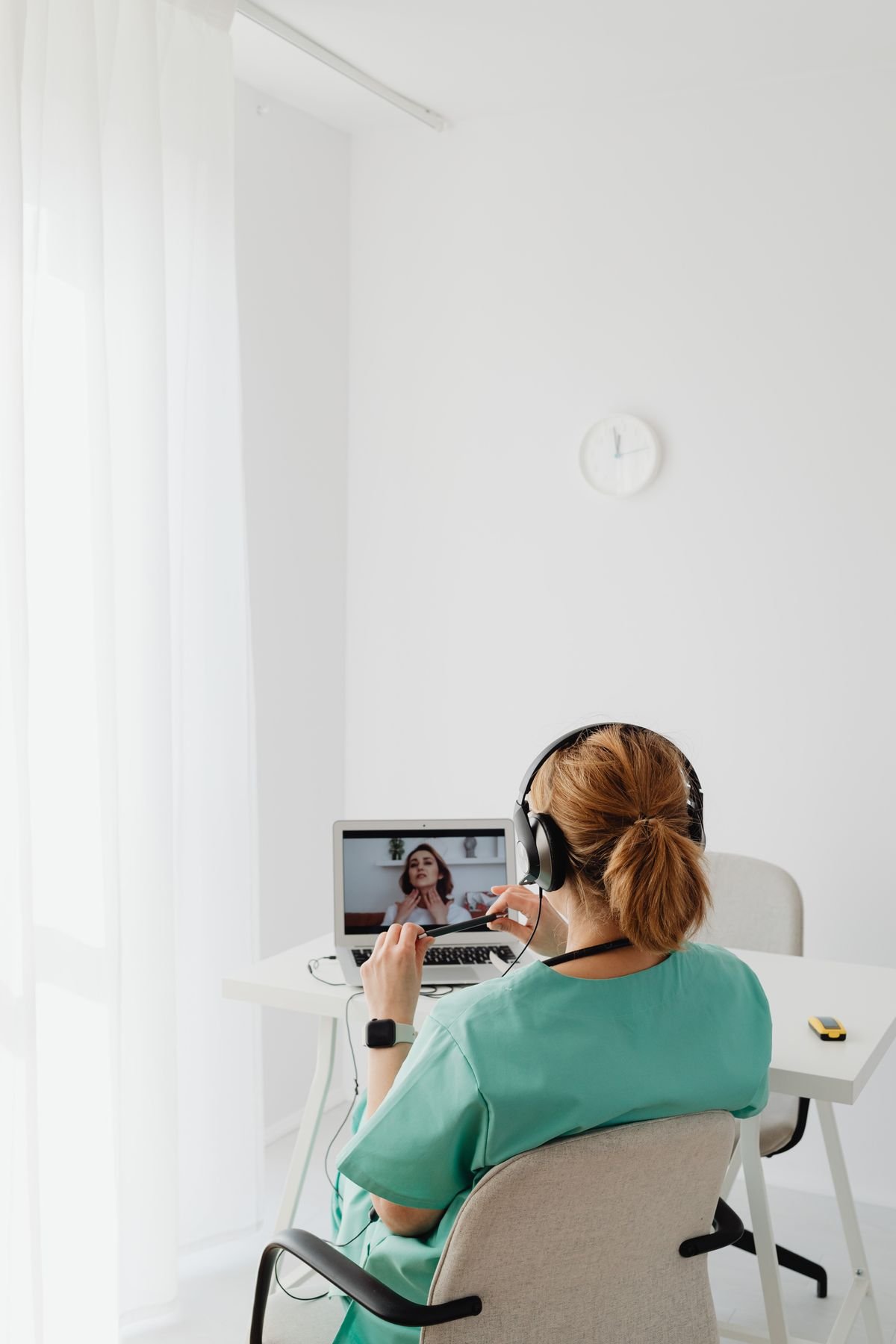 Telemedicina - médica em teleconsulta usando tecnologia de transcrição médica com IA