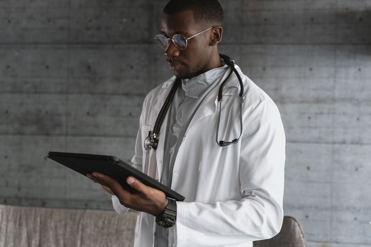 Médico usando tablet com inteligência artificial para prontuário por voz